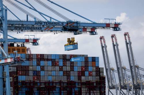 ROTTERDAM - Containers en overslag op de Maasvlakte. De overslag van goederen en de petrochemische industrie vormen de belangrijkste bronnen van inkomsten uit de Rotterdamse haven. De haven fungeert als een hub voor de aan- en afvoer van containers, raffinaderijen en chemische fabrieken zorgen voor werkgelegenheid in de regio. ANP ROBIN VAN LONKHUIJSEN