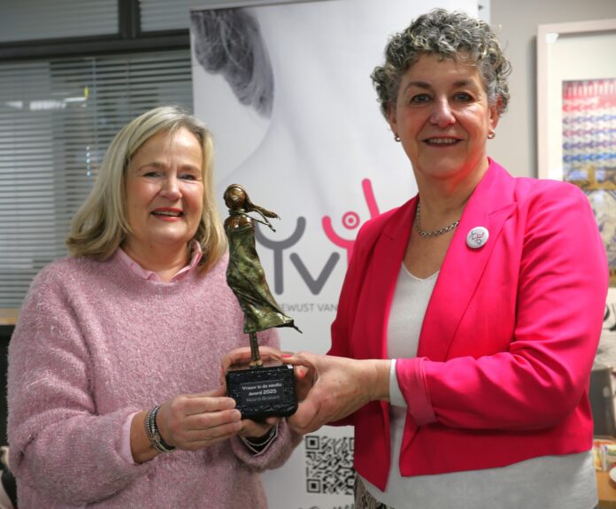 Paulette Krete receiving the award from Erna van Poppel