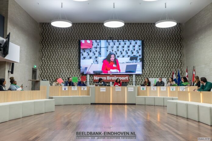 Eindhoven election debate at City hall. from left to right -Jacco Rubenkamp (volt), Tjeerd Ritmeester (EvE), Danielle Stijntjes (VVD), Rohith Mohan (time keeper, News Brainport), Beena Arunraj, moderator and Editor-in-Chief, News Brainport, Alina Totti (D66), Alex Paauw (SP), Eva de Bruijn (GL-PvdA), Miriam Frosi (CDA), Virginia Jonkers (PvdD) image credit: Jasper Scheffers -Beeldbank Eindhoven