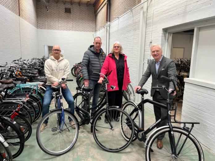 John Boogaers (municipal bicycle depot), Twan van Buul and Els Keet (Stichting Ervaring die Staat), Alderman Robert Strijk (Municipality of Eindhoven)