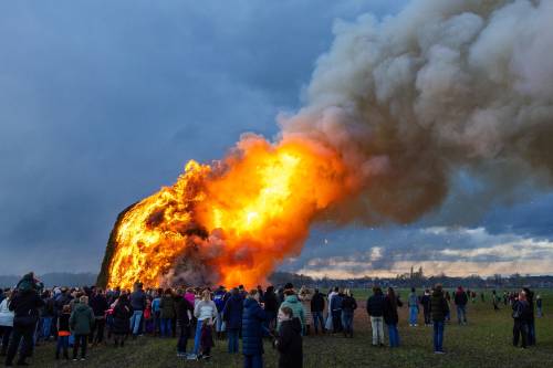 ANP & Vincent Jannink - Bonfires lit across the Netherlands for Easter