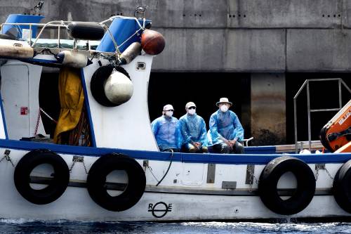 ANP & Ramon van Flymen - First Dutch passengers evacuated from cruise ship Hondius