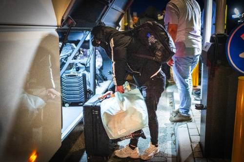 ANP & Jilmer Postma - 27 asylum seekers spend the night in emergency shelter in Gieten