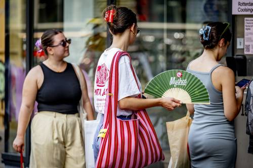 ROTTERDAM - Shopping in the center of Rotterdam. A code red warning is in effect nationwide due to extreme heat. ROBIN UTRECHT / ANP