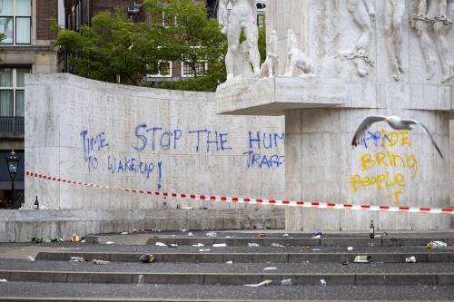 ANP & Michel van Bergen - National Monument in Amsterdam vandalised with graffiti