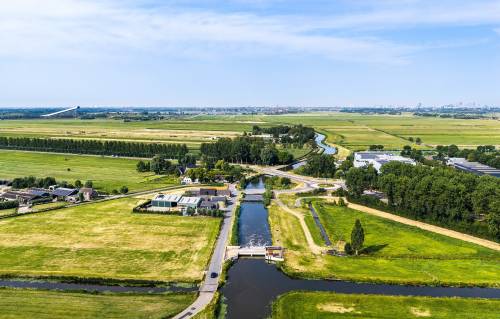 LEIDSCHENDAM - The Rijnland Water Board is allowing water to flow into the Nieuwe Driemanspolder to retain as much fresh water as possible. That polder is intended to collect excess water, but is now serving temporarily as storage for the first time during the drought. JOHN VAN DER TOL / ANP